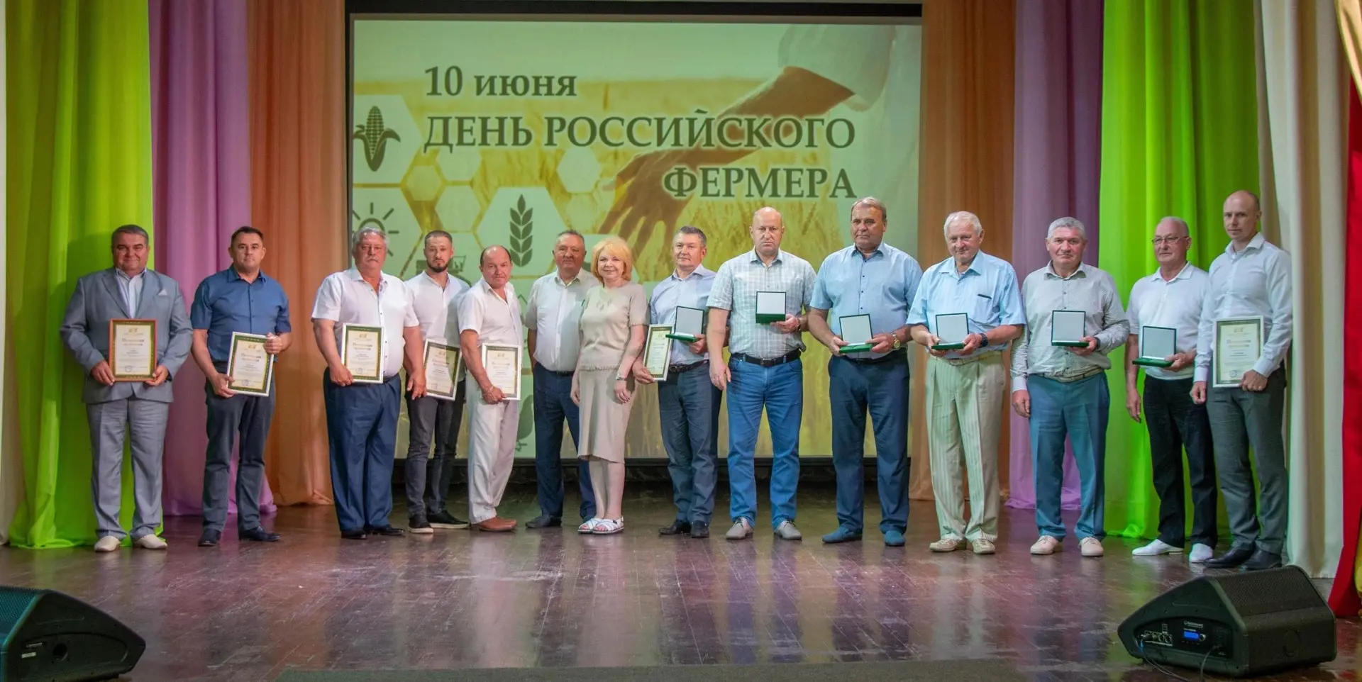 🌾 Уважаемые главы и работники фермерских хозяйств Медвенского района! Поздравляем вас ...
