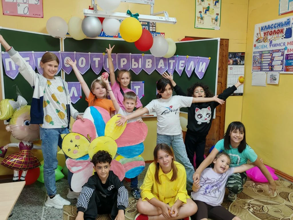 15 июня в нашем лагере прошёл День цветов.
В ходе дня мы беседовали о видах цветов, а также о том, к