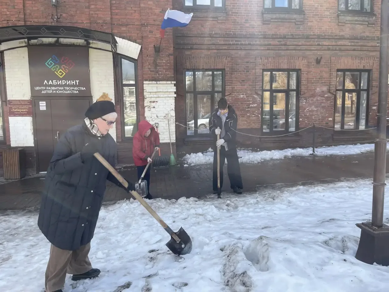 ☀️ Отличные новости! В «Лабиринте» прошёл бодрый субботник: дружно расчистили снег и пр...