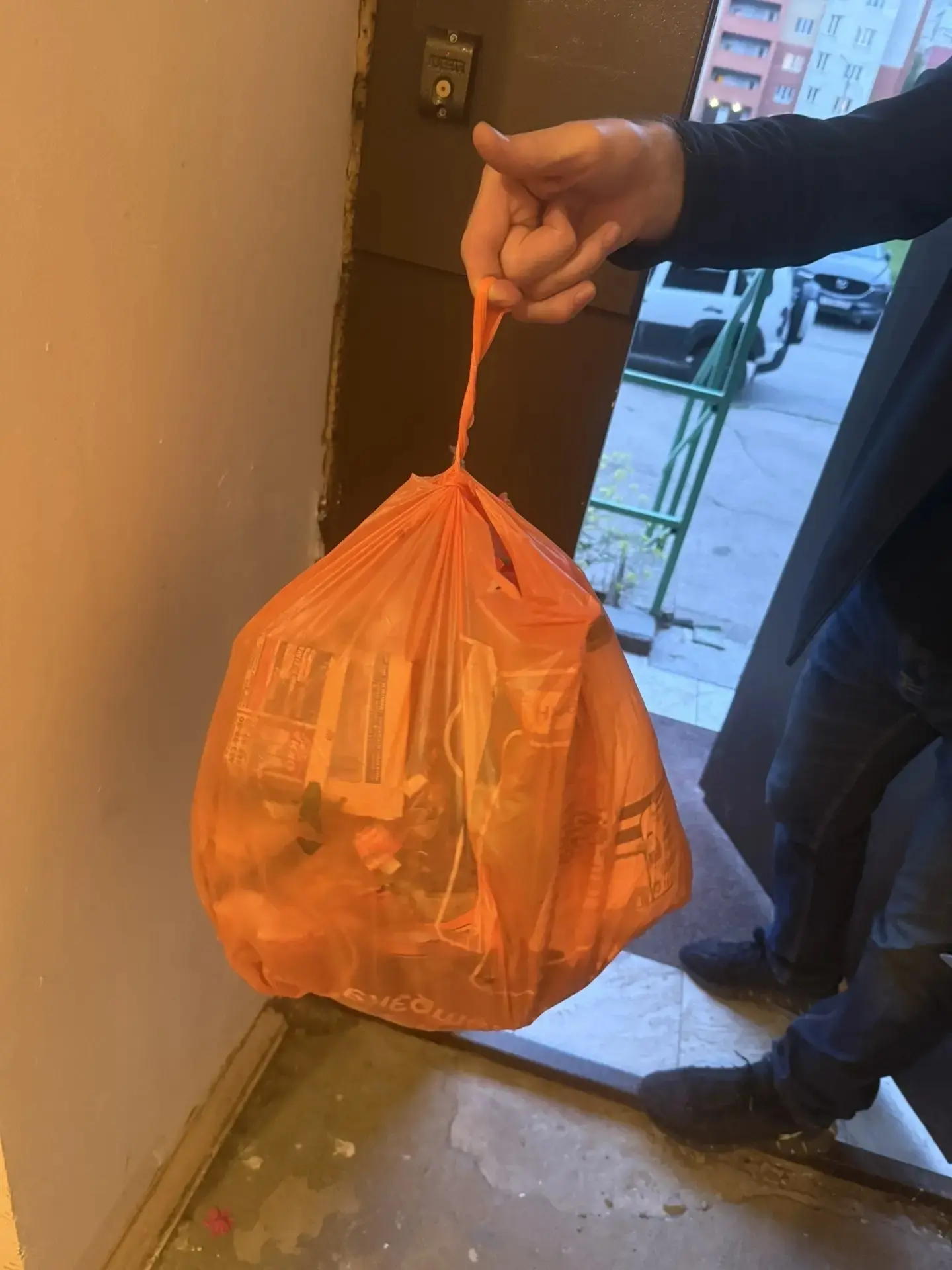 Парковая,13 6 подъезд. Уже какой раз выносим мусор за кем то. Оставляют внизу возле лестницы! Уважае