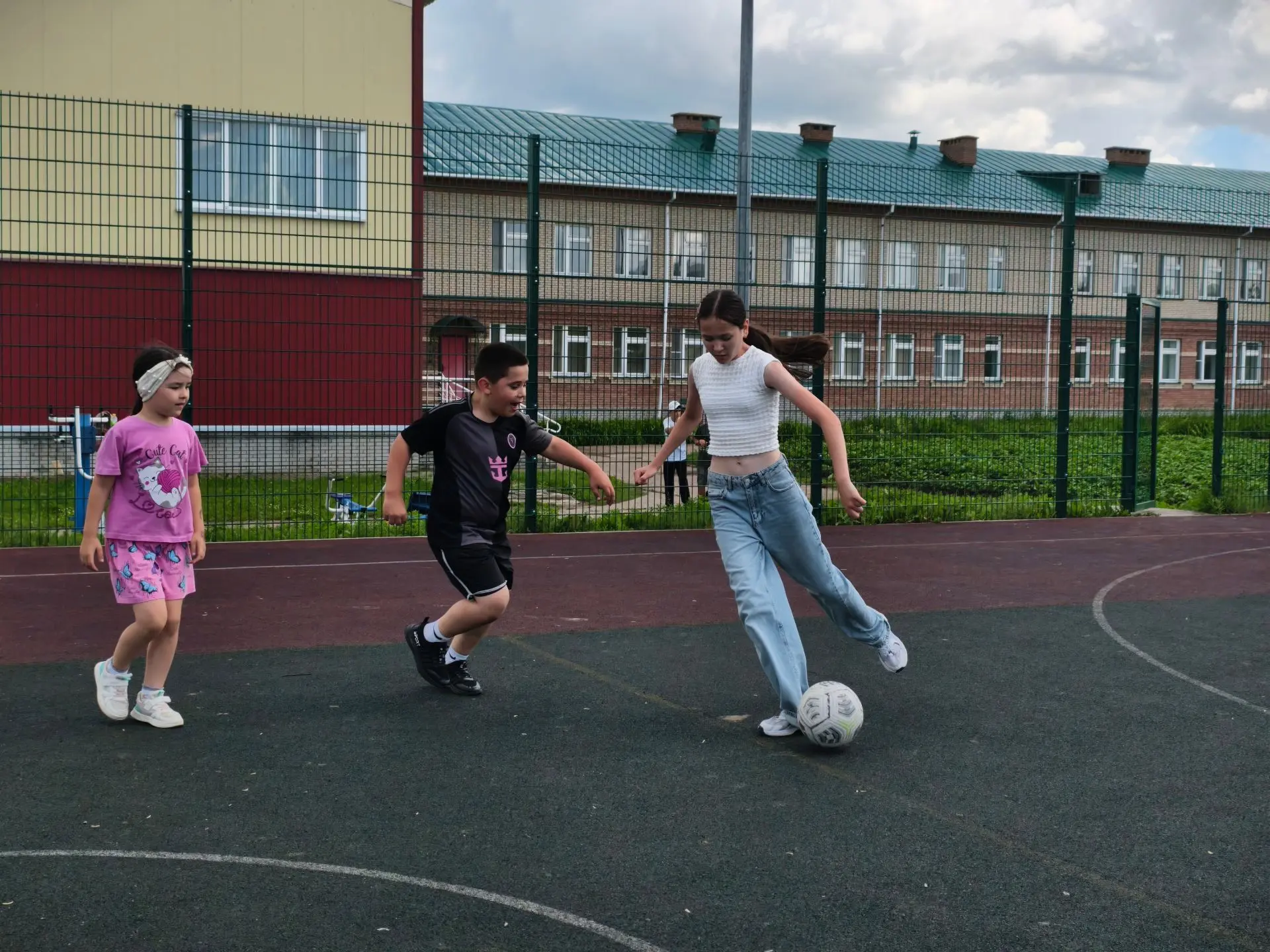 🏃‍♂️ Цифровой детокс и футбольные страсти
После сытного обеда мы решили устроить настоящий «цифрово