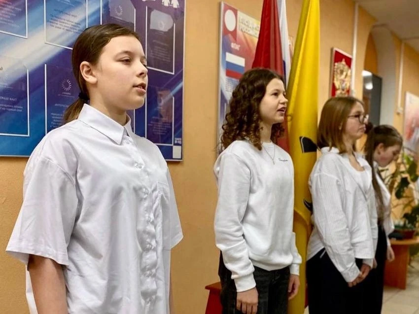 🇷🇺 Новая учебная неделя в нашей школе традиционно началась с церемонии поднятия Государственного фла