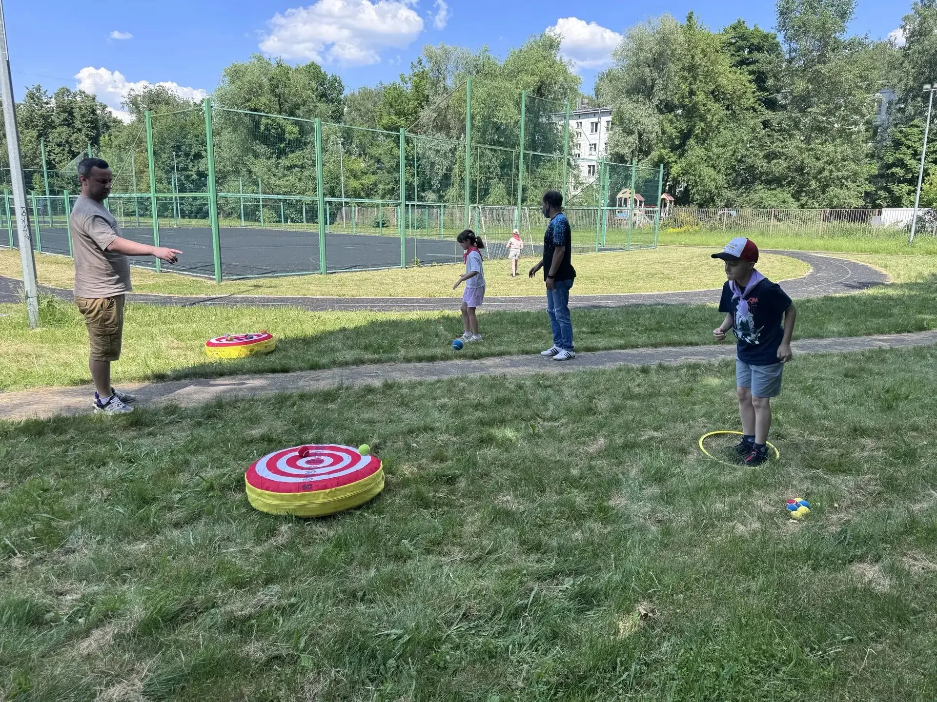 🎉 В школьном клубе «Каникулы со смыслом» вторая смена проходит активно и разнообразно! Ребята с гол