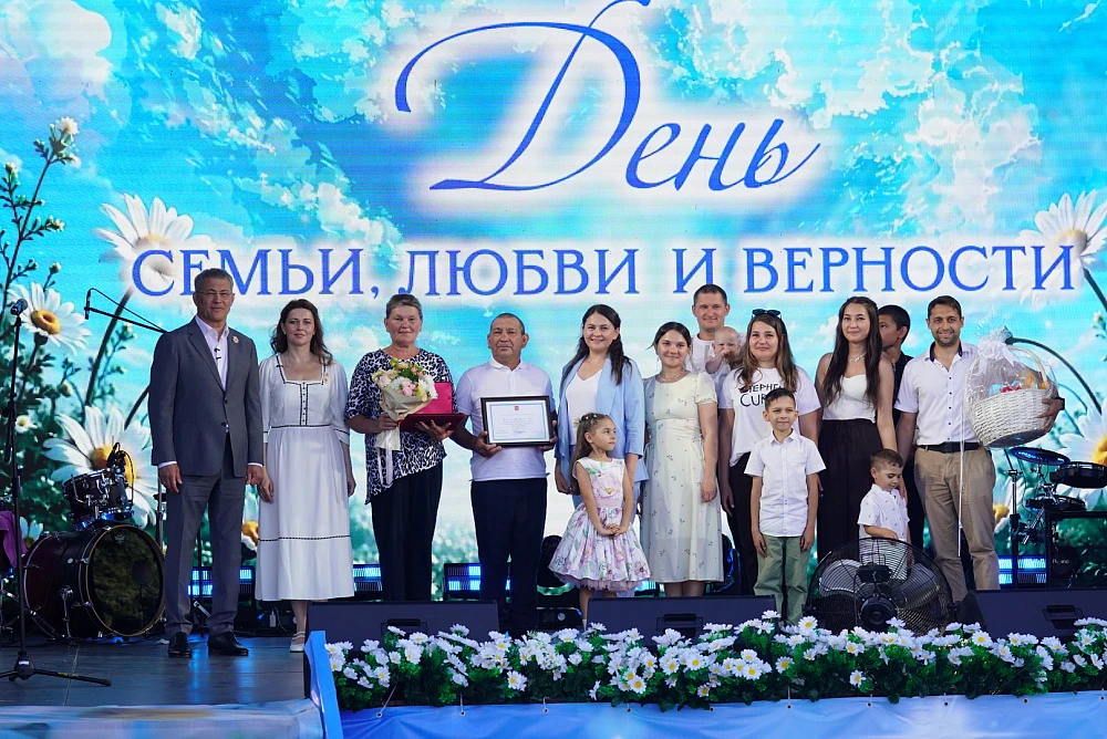 Поздравляем! 
На торжественной церемонии Радий Хабиров вручил государственные награды парам, состоящ