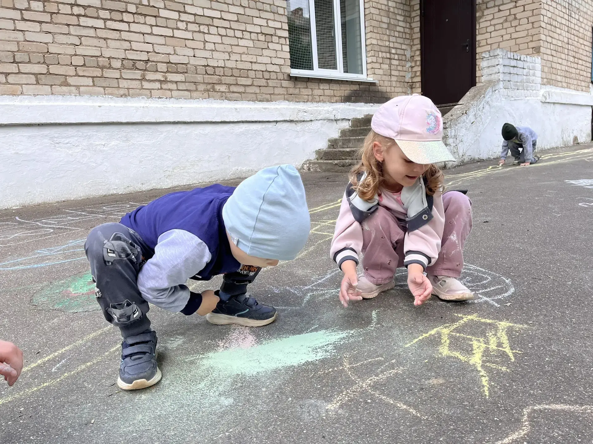 Старшие — пример для младших! 
Наши ребята из совмещённой группы устроили творческий проект на асфал