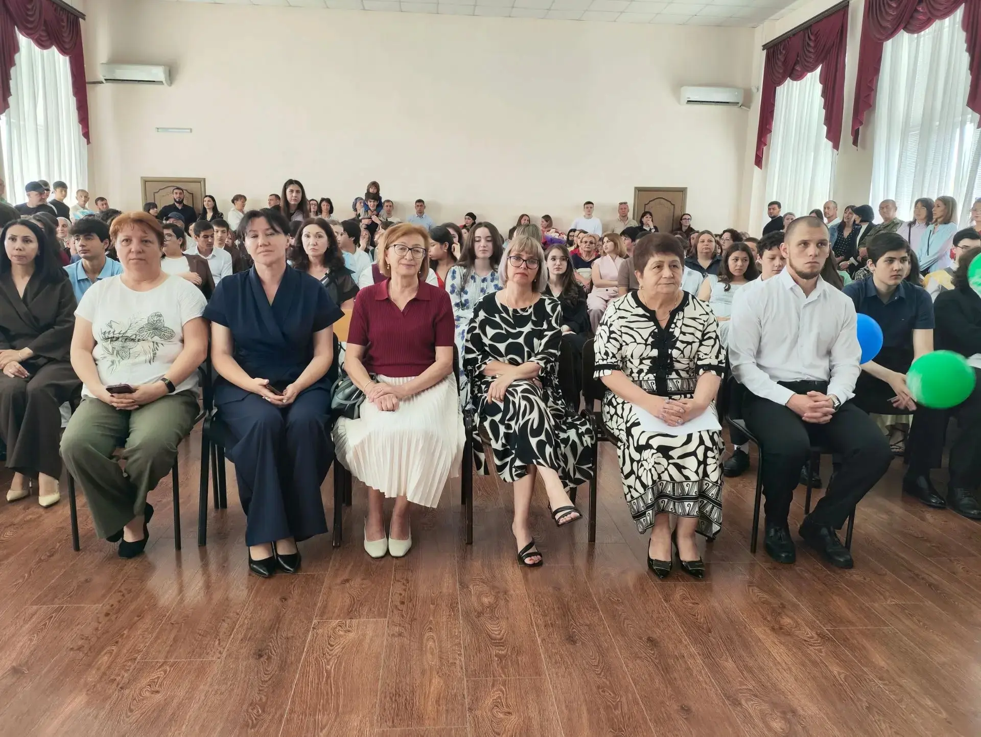 🎉 В МБОУ Центр образования №11 г. Черкесска состоялось торжественное вручение аттестатов выпускника