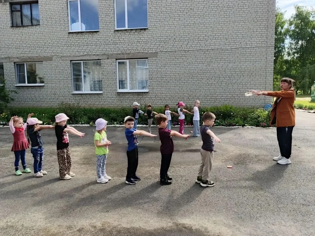 В рамках физкультурно-оздоровительной работы на территории детского сада «Солнышко» был...