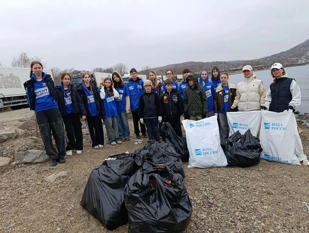 ♻️ Акция по очистке береговой линии и парка "Треуголка" от мусора прошла в Славянке  Мероприятие при