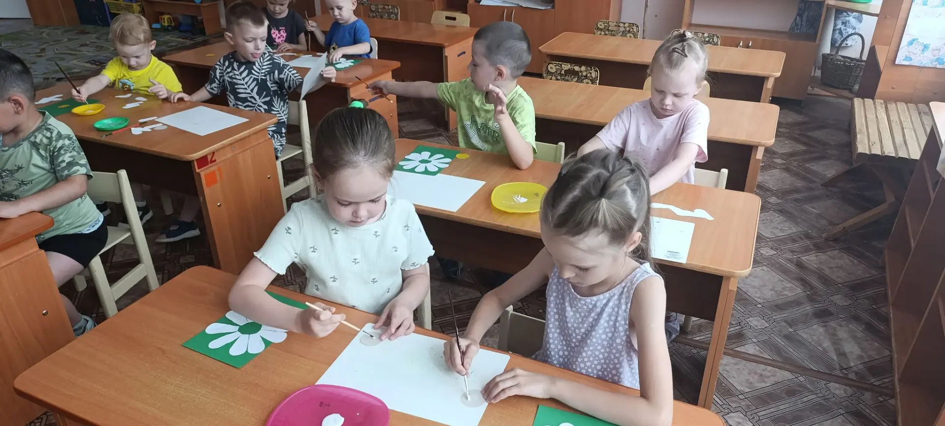 Если спросить у детей, какие цветы им известны, то большая часть из них назовет ромашку! Не зря этом