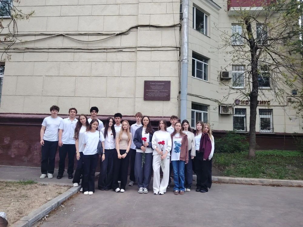 🌺 Акция «КРАСНЫЕ ГВОЗДИКИ»  🕯 Накануне 81-й годовщины Великой Победы десятиклассники нашей Школы поч