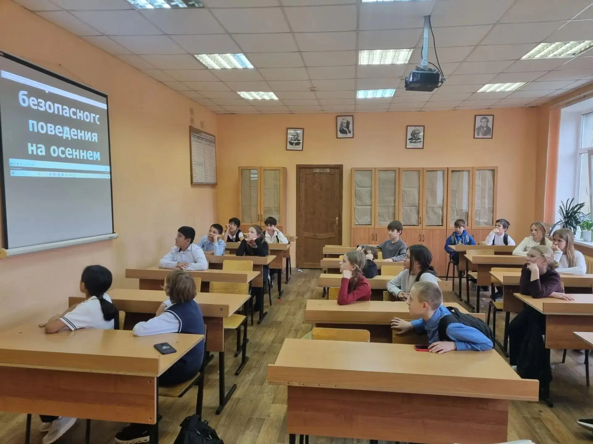 Классный час на тему"Безопасное поведение на водоемах", прошел в 5 классе.