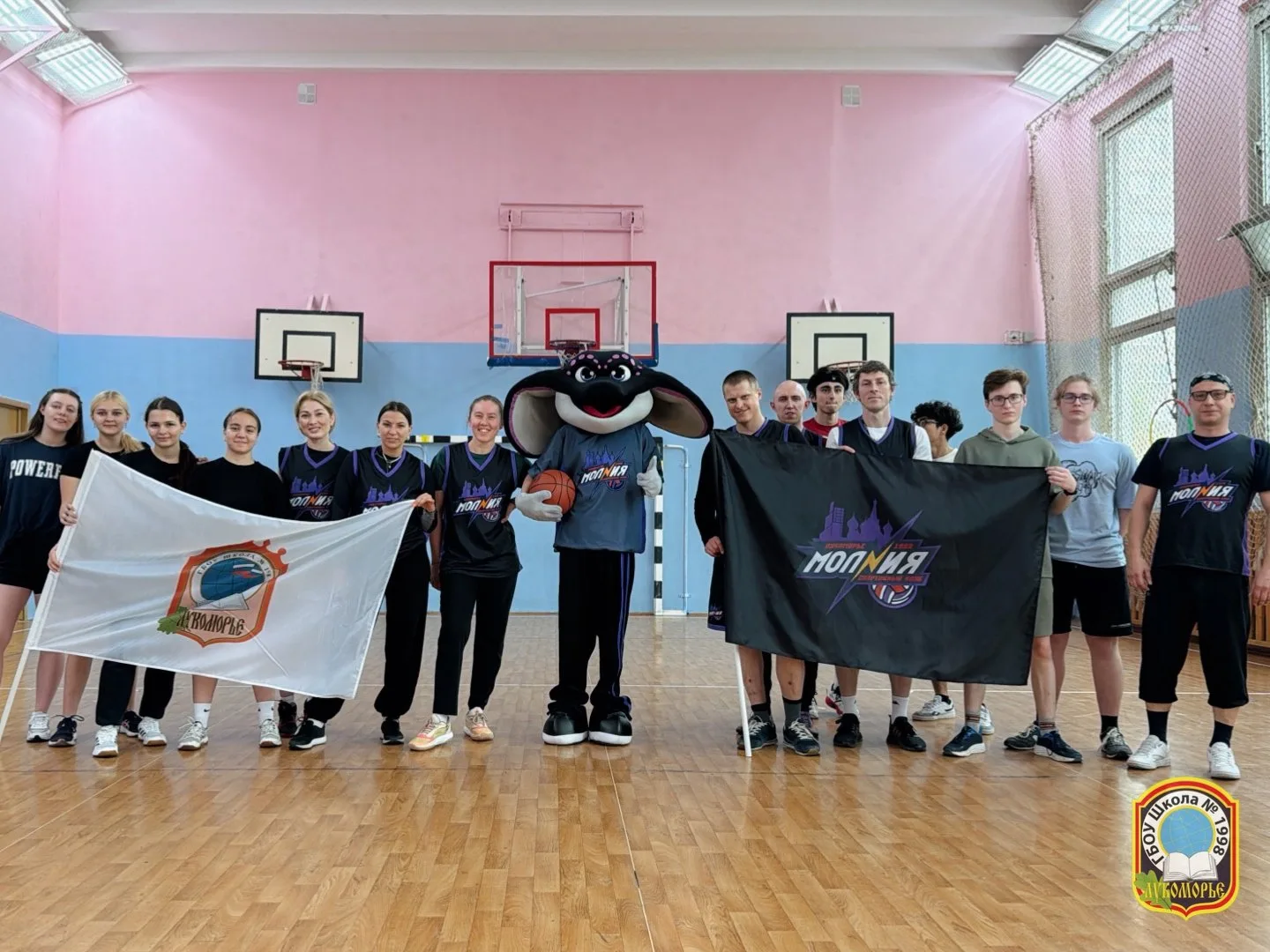 🏀 Ученики vs Учителя: баскетбольное дерби  В школе состоялся товарищеский матч по баскетболу между у