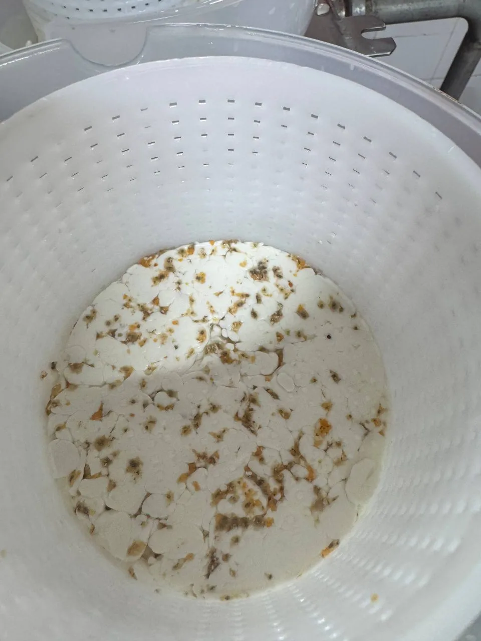 🤩 На этих фото и видео можно увидеть, как рождается новый молочный продукт!  Хотя, конечно, родился 
