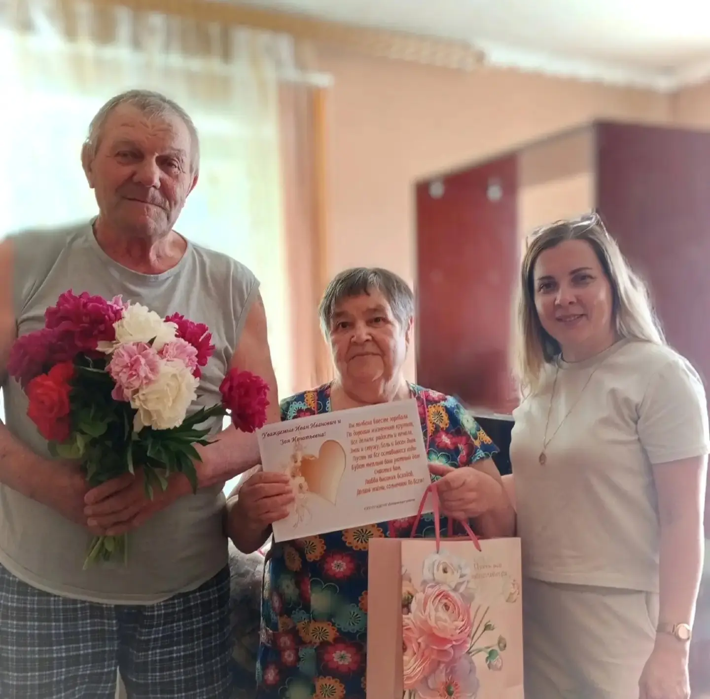 С особым теплом и искренними пожеланиями заместитель директора Опара Наталия Сергеевна вместе с заве