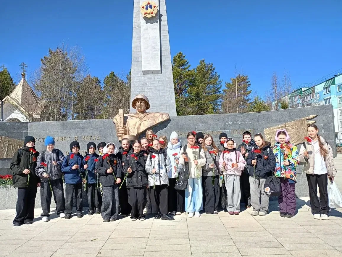 Помним. Гордимся. Благодарим.  В преддверии 9 Мая наши классные коллективы собрались у Вечного огня.