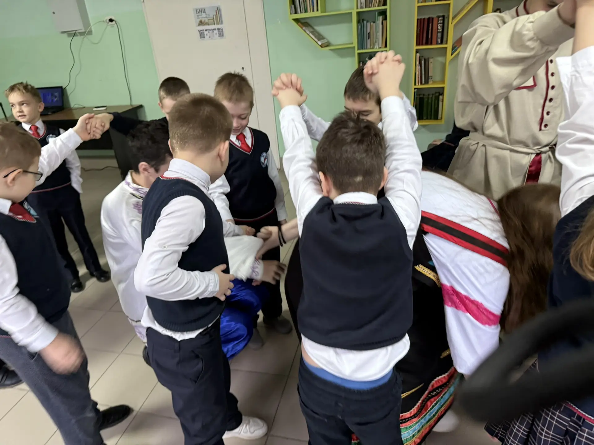 🎭 Театр — это не только сцена, это душа народа!  В Год единства народов России День театра в лицее №