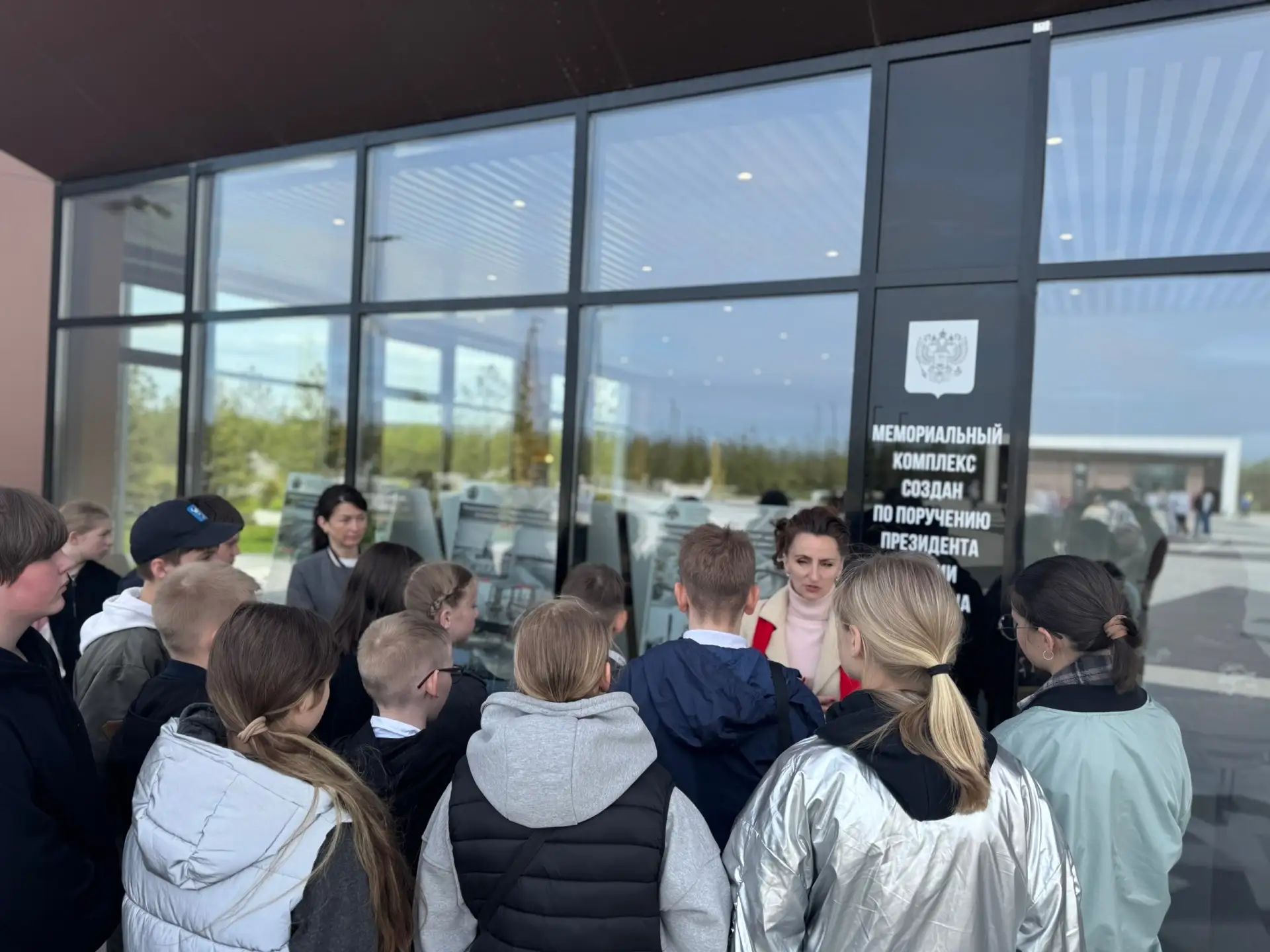 🚌 6В за историей: три точки памяти на карте Победы 🕯️  12 мая наш 6В класс вместе с классным руковод