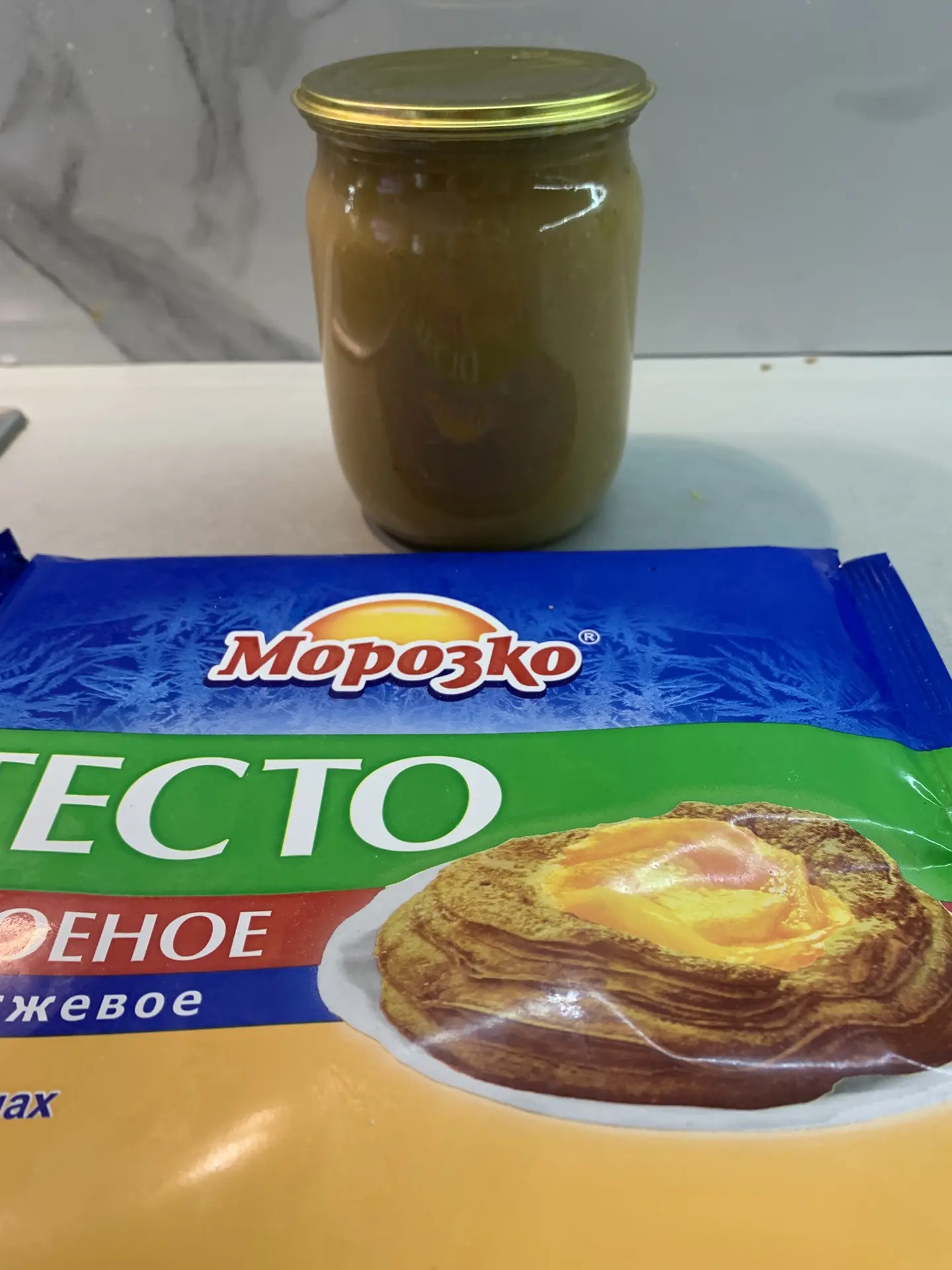 Вытащила тесто из морозильной камеры, в планах приготовить булки с яблочным пюре.