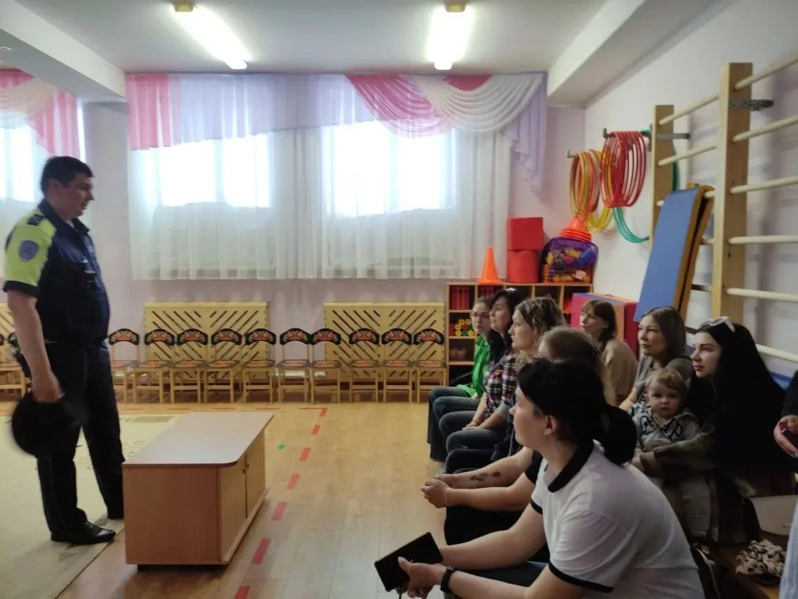Встреча инспектора ОГИБДД с родителями дошкольников: безопасность детей на дорогах — об...