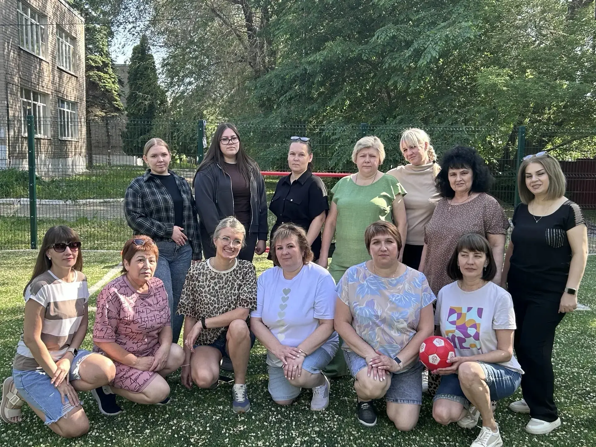 Вчера воспитатели были не просто « тётями», а живыми людьми, которые азартно бегают за мячом, радуют
