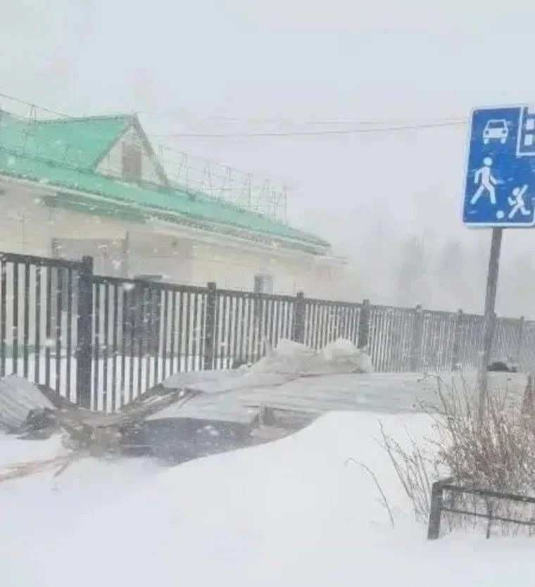 Ураган сорвал крышу и обшивку с дома в Пуровском районе.  В Ханымее с жилого дома снесло часть кровл