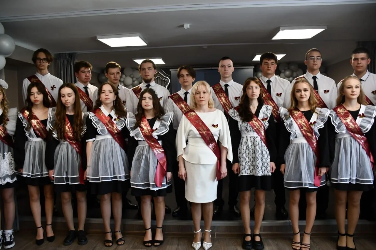 5 нче гимназиядә узган Соңгы кыңгырау бәйрәменнән Рәзилә Хәйретдинова фоторепортажын тә...