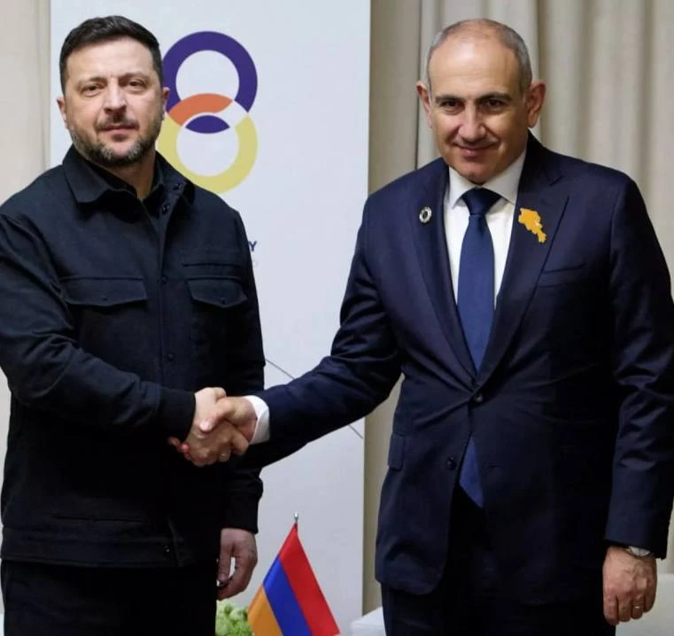 Зеленский поздравил Пашиняна с победой на парламентских выборах и заявил о готовности р...