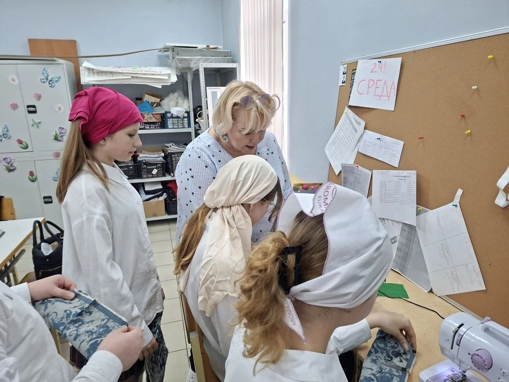 Недавно наши девочки открыли для себя удивительный мир шитья! 🧵 На уроке технологии они не просто уч