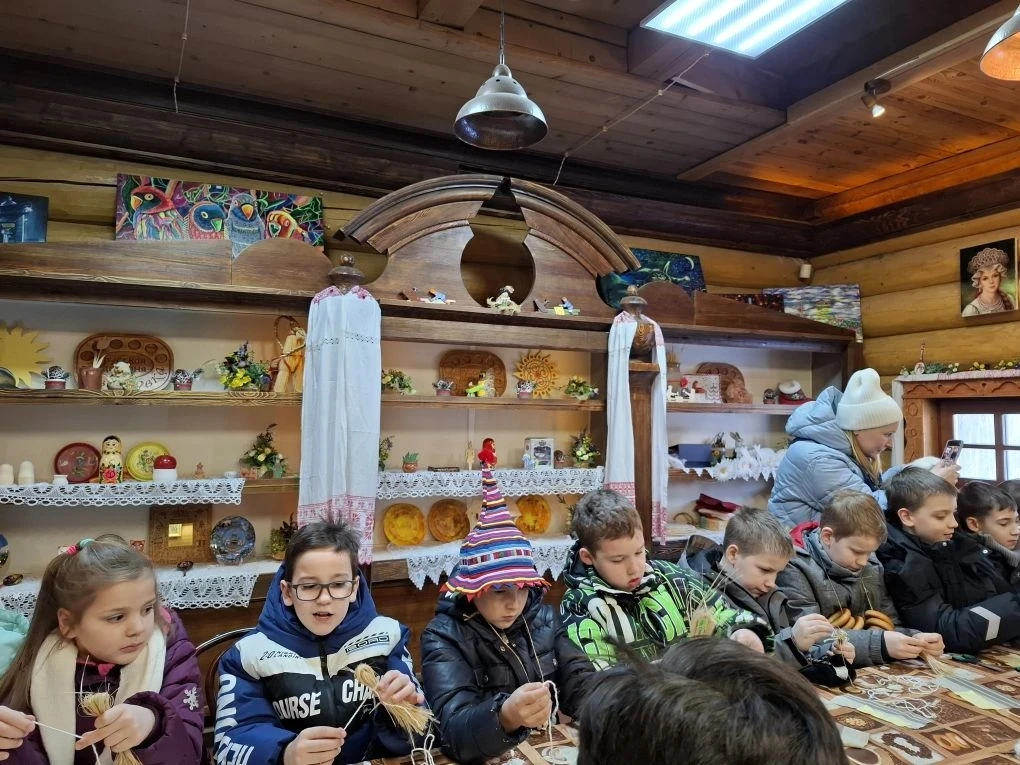 Как 2"А" и 4"А" Масленицу в сказке встречали! ☀️🥞  Сегодня, 22 февраля, — завершающий день Масленицы