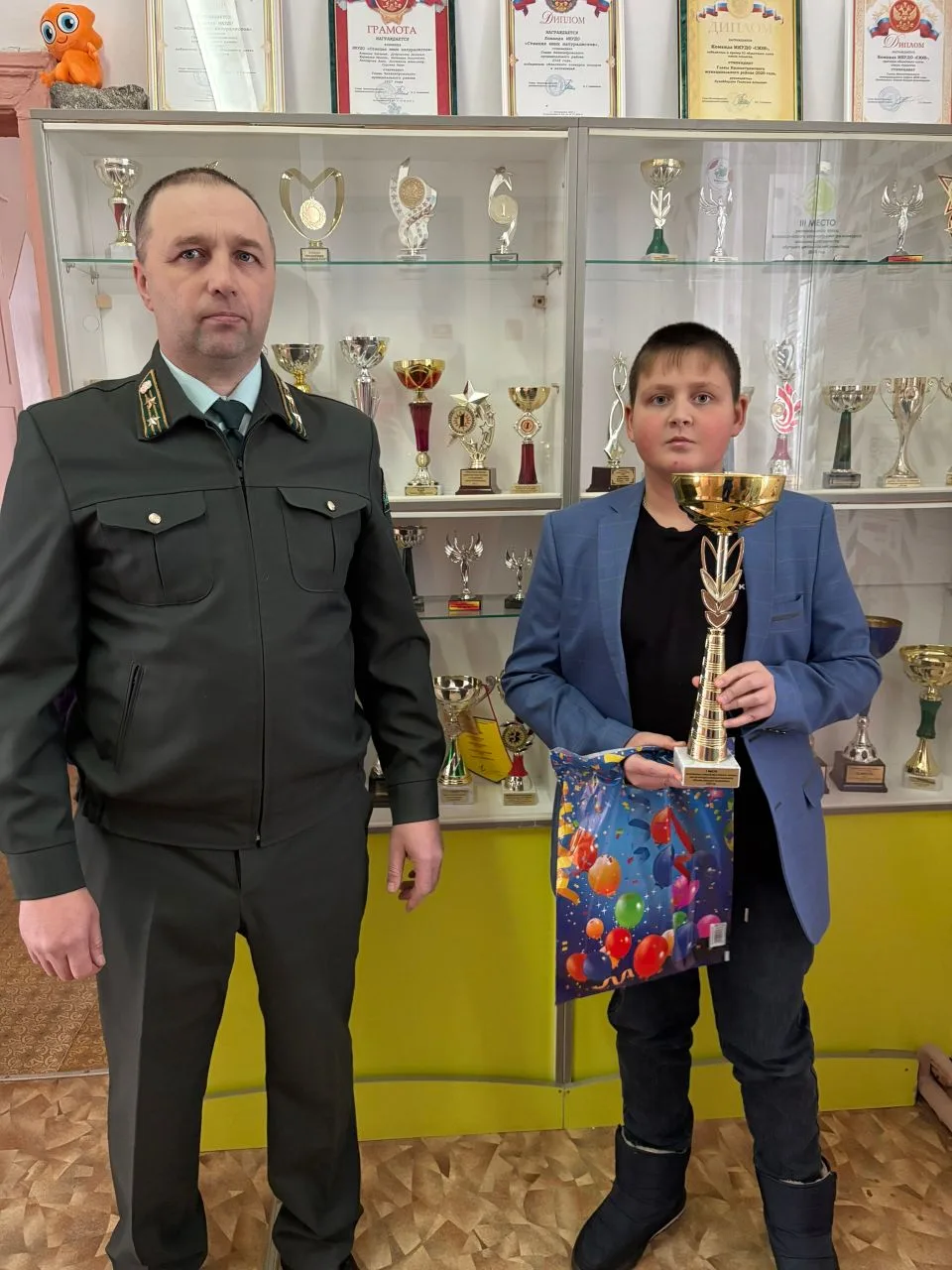✅Начальник ТО «Нязепетровское лесничество»  наградил наших обучающихся ценными призами ...