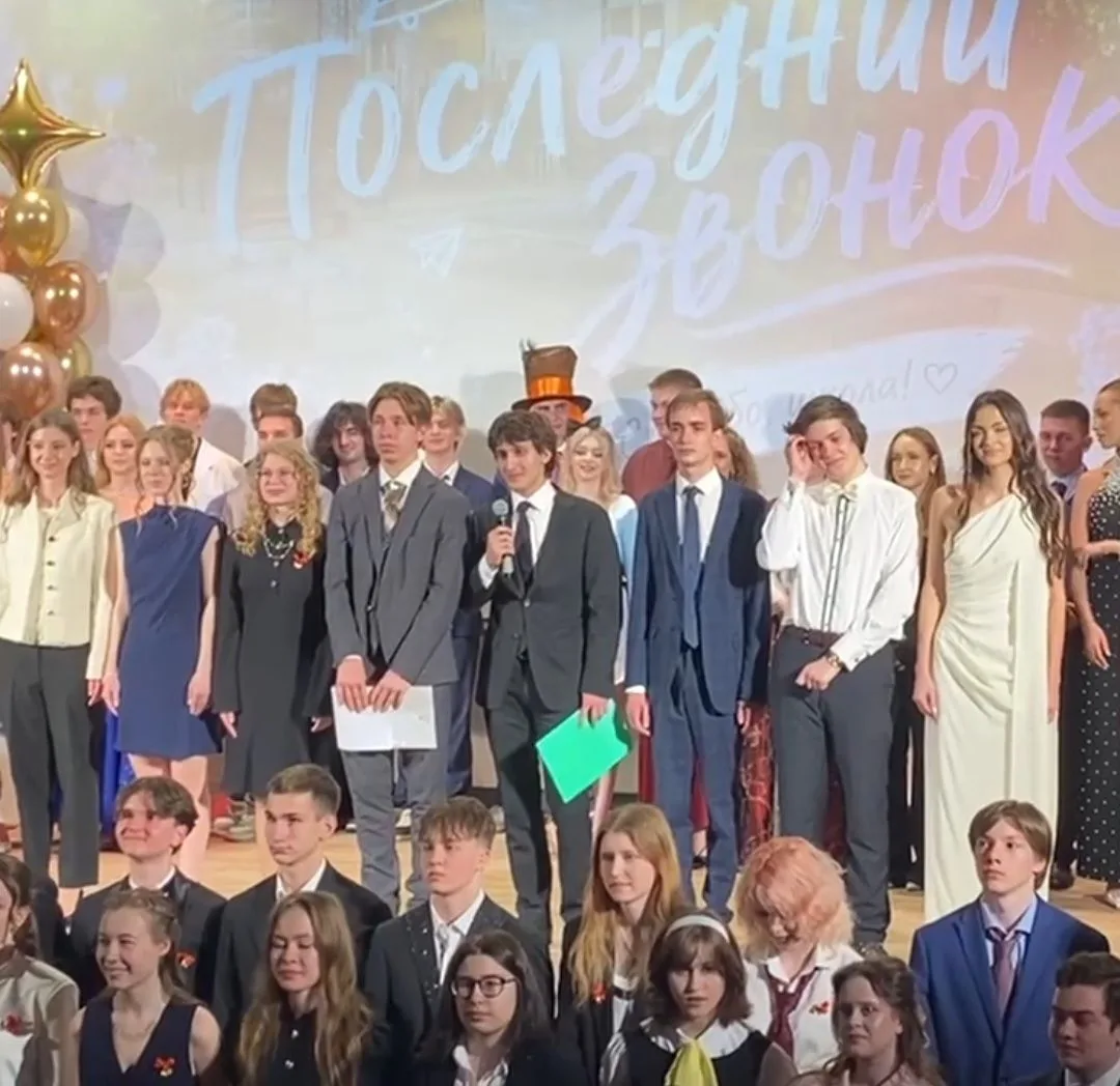 🎓 Последний звонок - 2026  Где летят облака ватные, Где осталась трава мятная, Где кругом васильки с