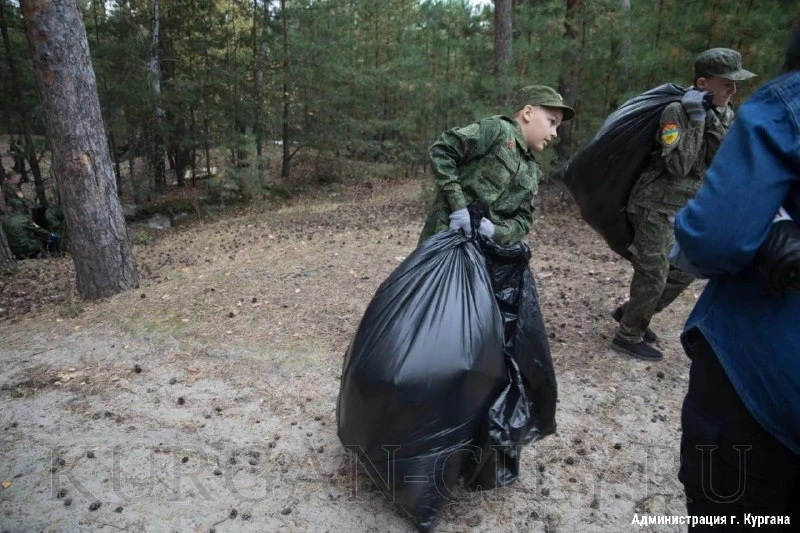 🌳 «Народный субботник» прошёл на Голубых озёрах в Кургане