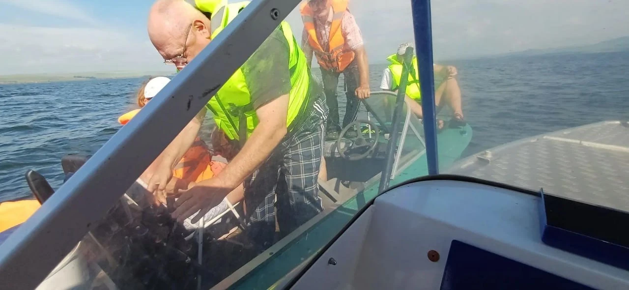 🚤Компанию, застрявшую на лодке посреди Красноярского водохранилища, пришлось вызволять спасателям

