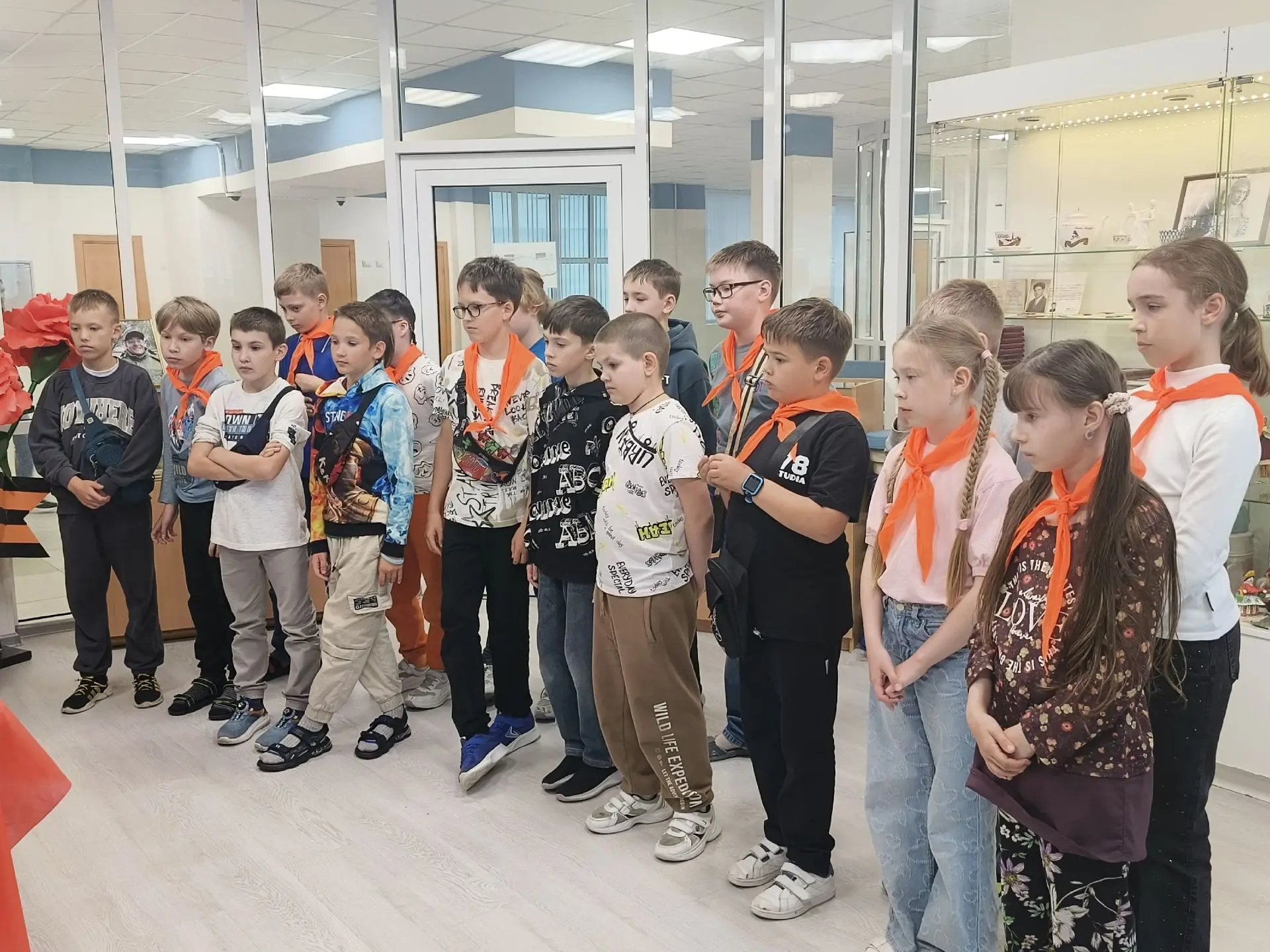 Школьный музей им. В.В. Бианки пополнился новыми экспонатами! 🎖️📜Сегодня наш школьный...