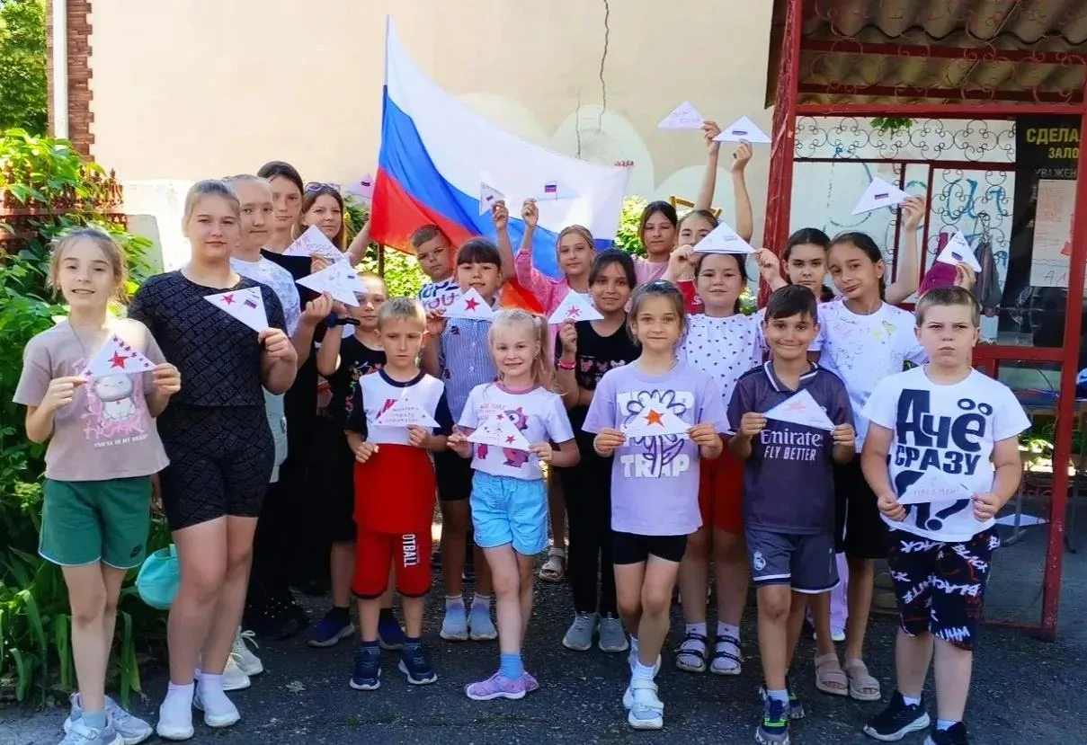 Утро 19 июня началось с традиционного приветствия и зарядки. Это зарядило всех позитивом на весь ден