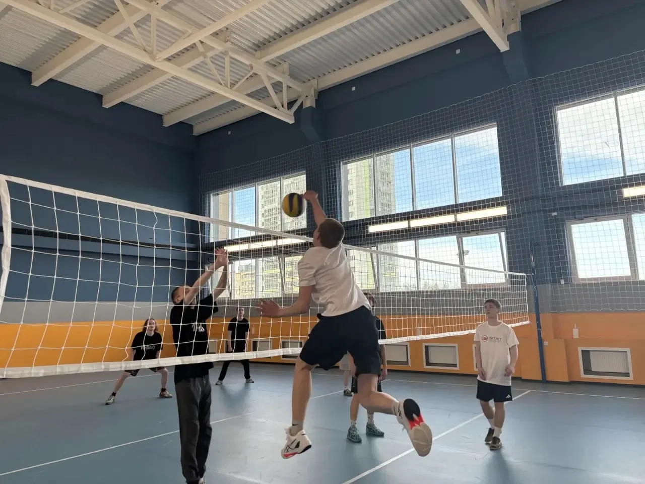 🏐 Все на волейбол!   Сегодня в нашем Лицее царил настоящий спортивный азарт! Состоялся товарищеский 