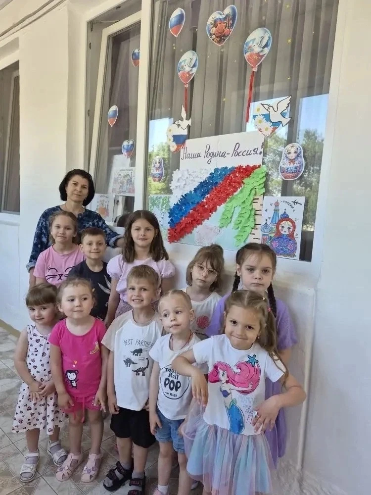 🇷🇺 Россия в каждом окне: наш детский сад преобразился к празднику! 🇷🇺

В преддверии Дня России н