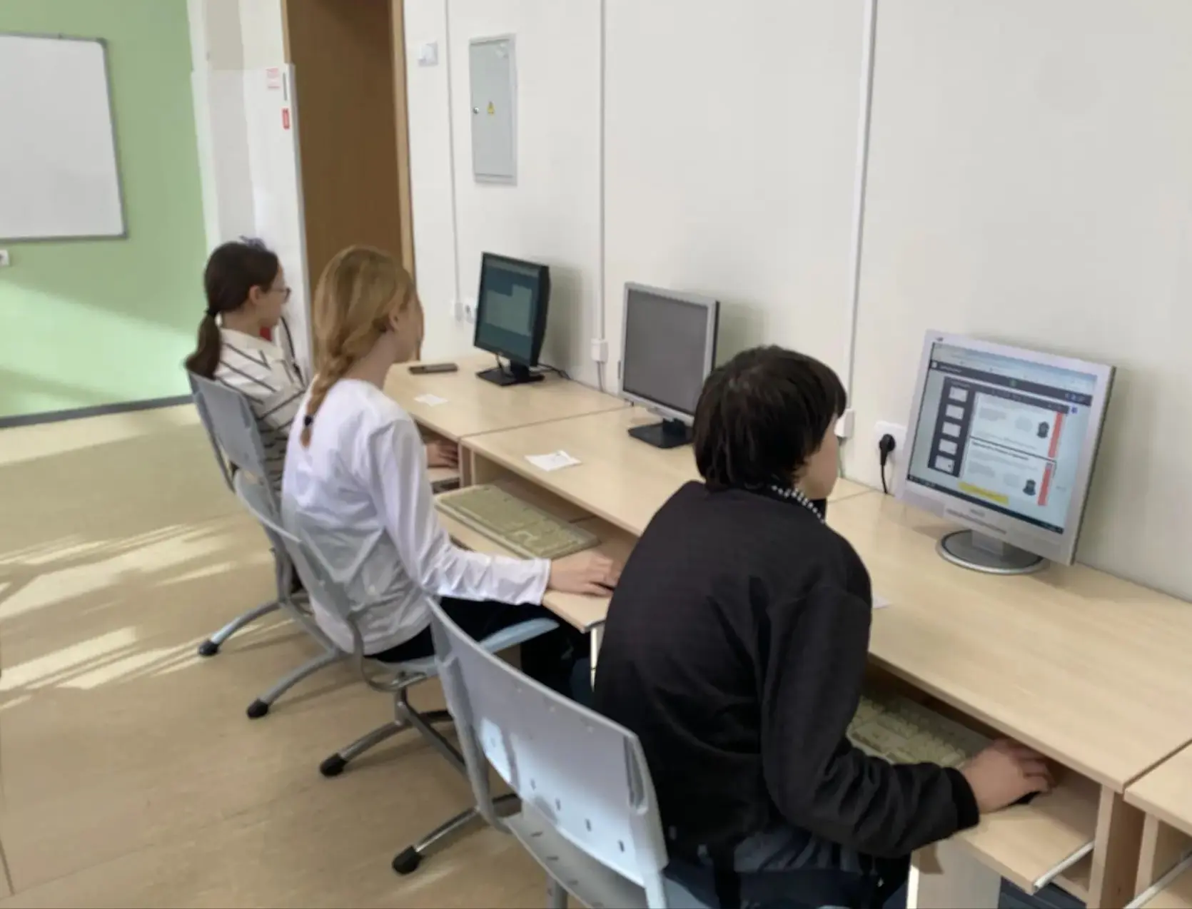🧠 29 и 30 сентября в 7 «А» и 7 «Б» классах прошли Киберуроки на тему «Информационная п...