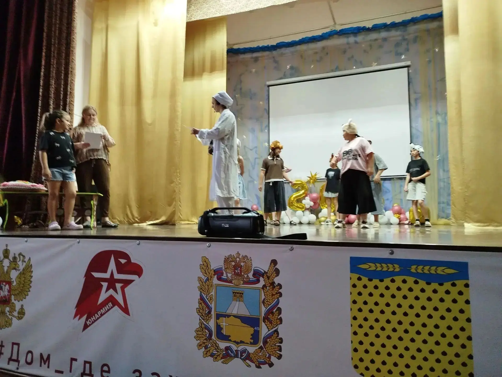 🌈На нашей летней площадке началась
подготовка к яркому и долгожданному событию — постановке спектак