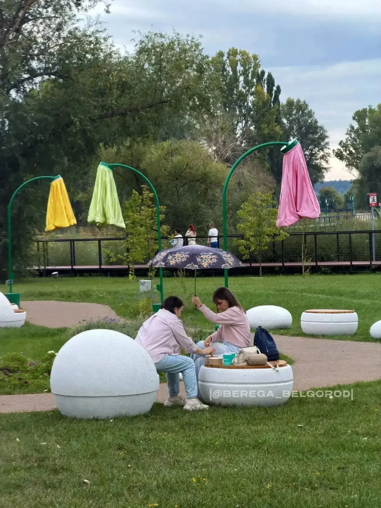 В парке «Берега» появились новые зоны отдыха — об этом сообщили в официальном канале па...