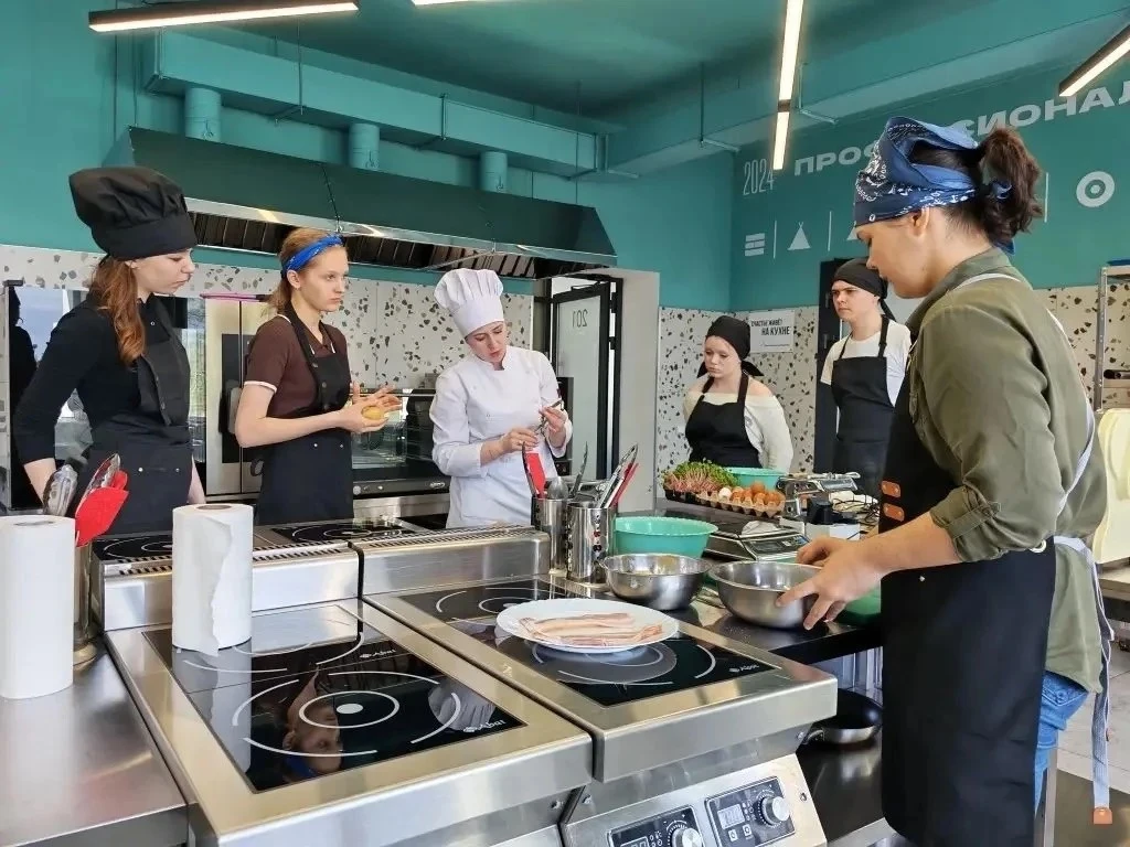 👨‍🍳 Путь к 3 разряду   В Академии сервиса продолжаются курсы по специальности «Повар 3 разряда». Сту