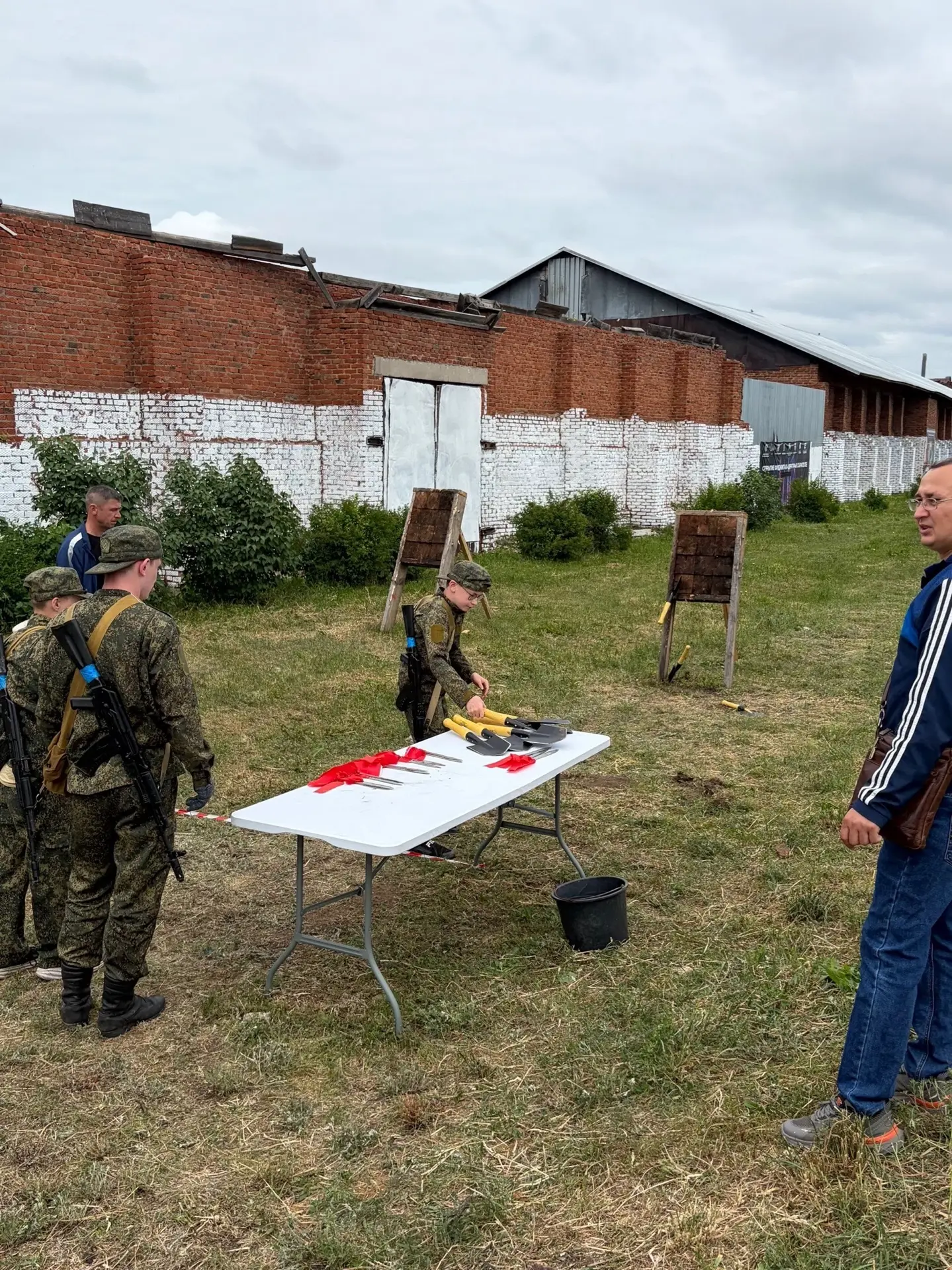 На полуфинале «Гвардии» ребятам предстояло пройти этап: «Метание  саперных лопаток и ножей». Непрост