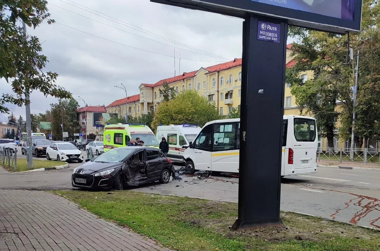 В Раменском в результате ДТП с маршруткой пострадали 5 человек.