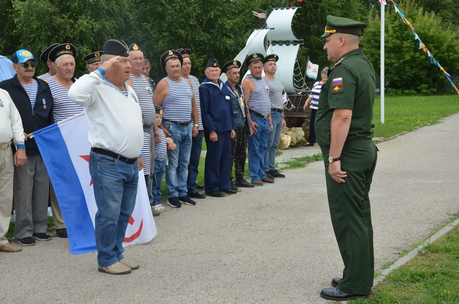 Вчера набережная райцентра превратилась в центр притяжения для ветеранов военно-морског...