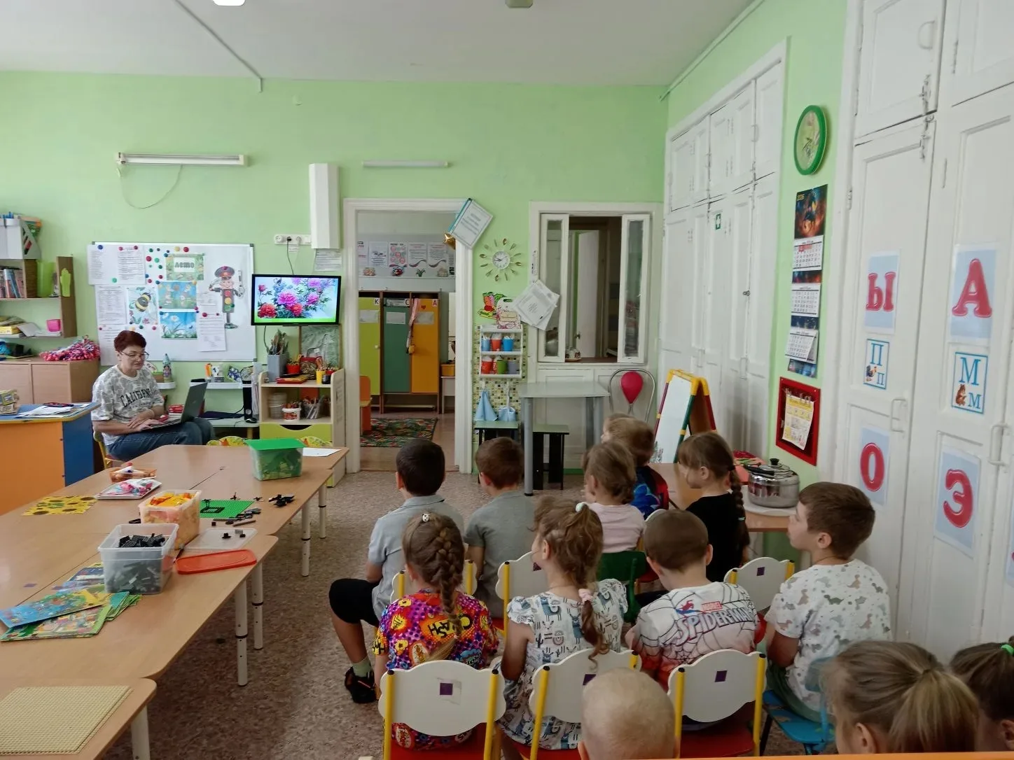 3 июня считается днём цветения пионов. Дошкольники подготовительной группы 6-36 вместе ...