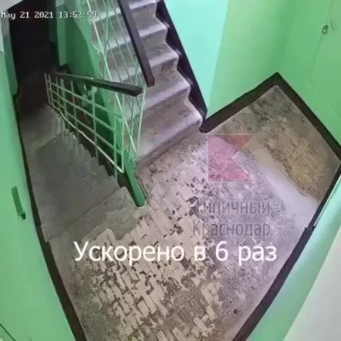 Малютка сообразила, что не стоит с этим мужиком рядом находиться и поэтому тут же обвел...