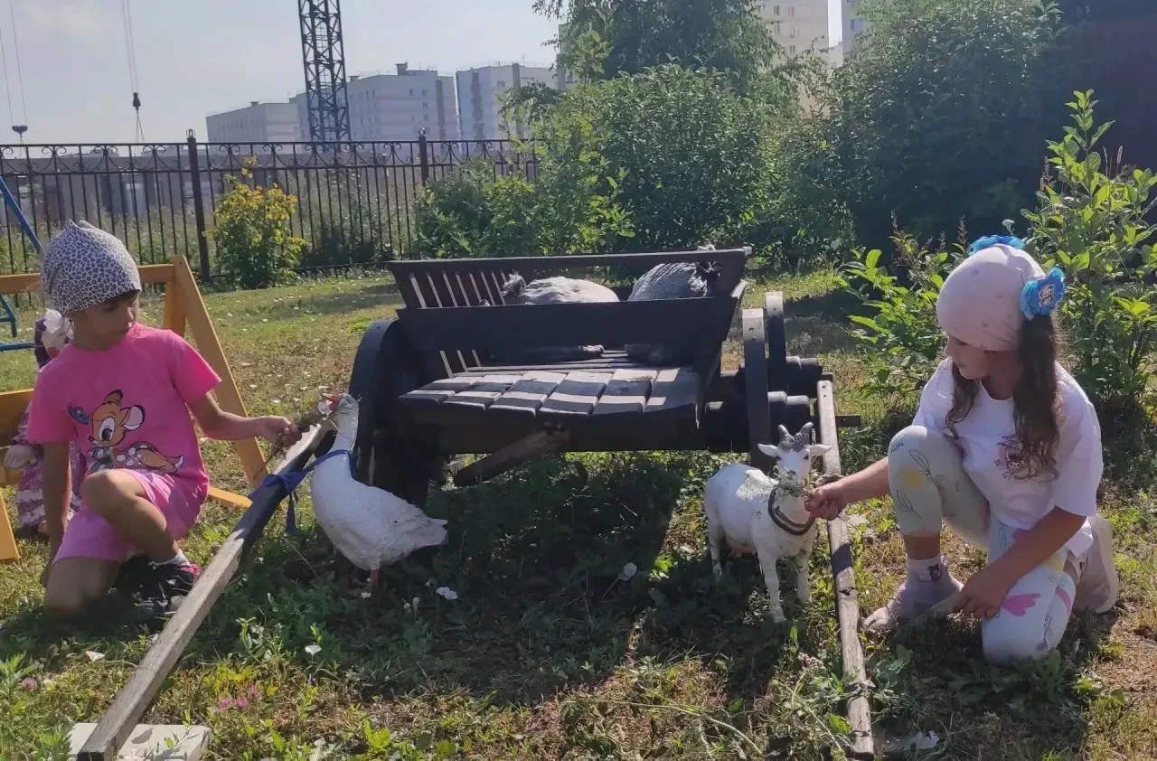 Наш деревенский дворик🏠 снова встречает ребят👧🏻👶🏻: поздоровались с щенком🐶, причесали гриву ло