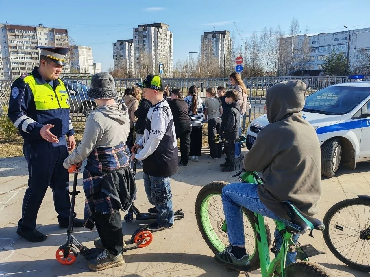 📍В Твери «Лаборатория безопасности» развернула мобильный городок в парке для отдыхающих школьников  