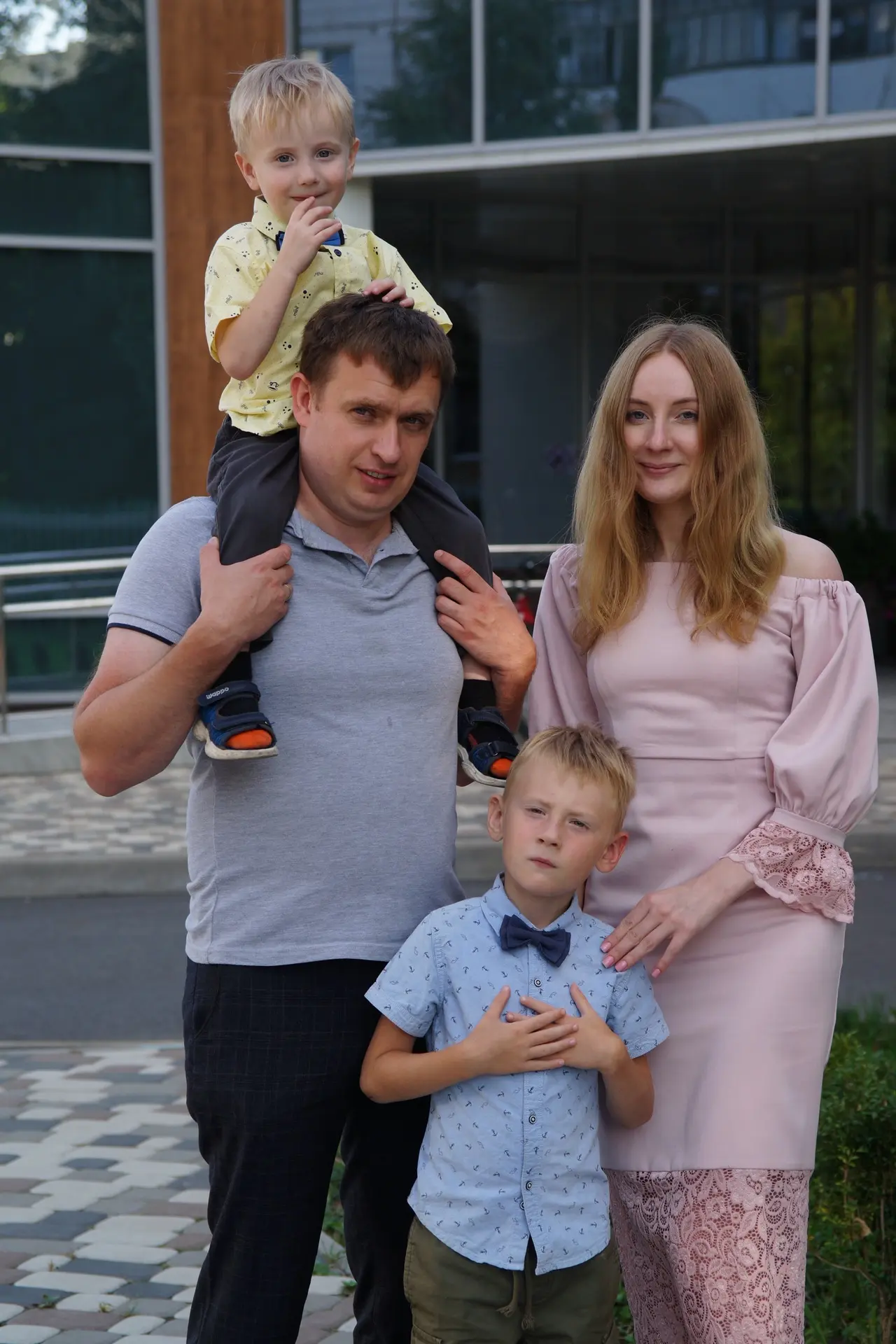 Привет новенькие! Раз вы встретили днюху со мной - знакомимся 🥳 Я Валя, у нас семейный...