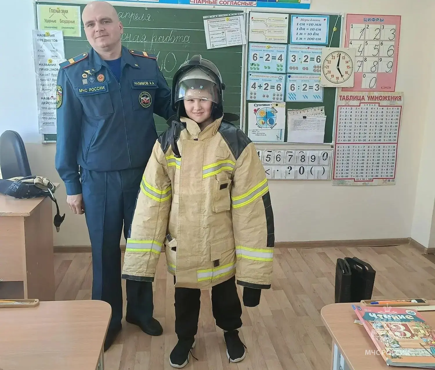 🔥 «Урок, который может спасти жизнь»: огнеборцы обучили школьников правилам пожарной безопасности  В